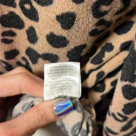 Emily Daniels Leopard Print Cowl Neck Sweater Size Large Tan & Black - Picture 8 of 8
